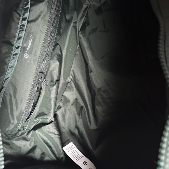 LULULEMON 3 IN 1 GYM DUFFLE BAG RAINFOREST GREEN 30L - Picture 9 of 16